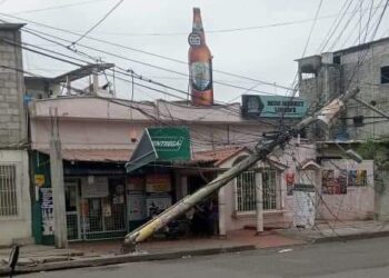 Vehículo tumbo poste de luz en Puerto Bolívar