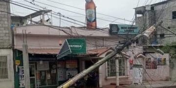 Vehículo tumbo poste de luz en Puerto Bolívar