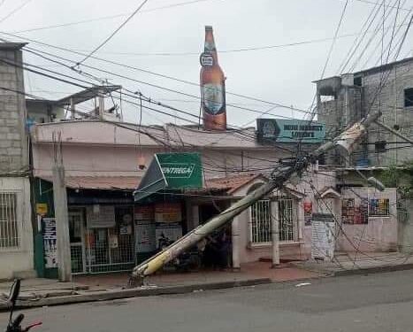 Vehículo tumbo poste de luz en Puerto Bolívar