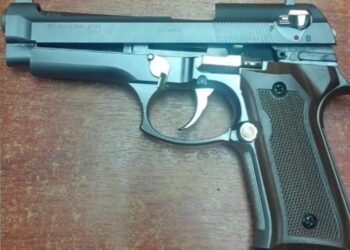 Detenido luego que habría disparado afuera de su casa