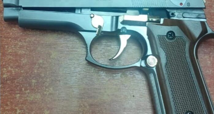 Detenido luego que habría disparado afuera de su casa