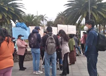 Trabajadores del hospital de Latacunga reclaman cinco meses de sueldo