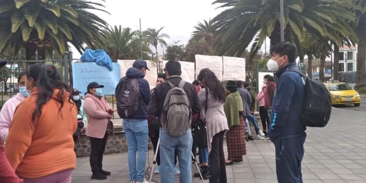Trabajadores del hospital de Latacunga reclaman cinco meses de sueldo