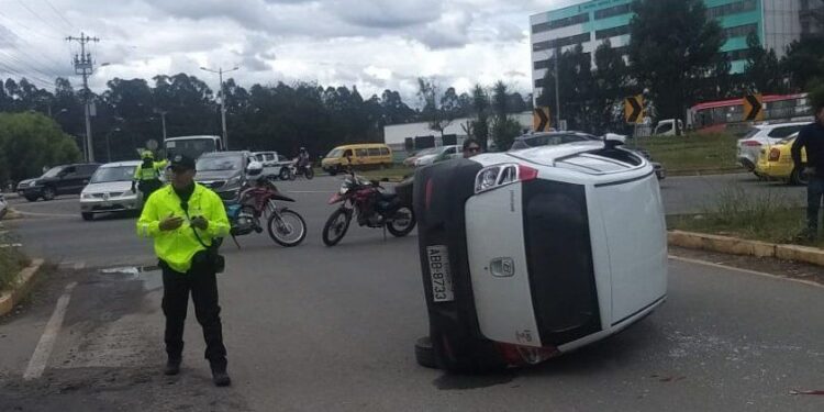 Vehículo se volcó en la vía Cuenca–Azogues