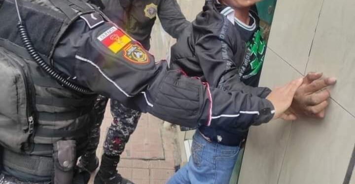 Lo detuvieron por riña callejera y encontraron que tenía un celular robado