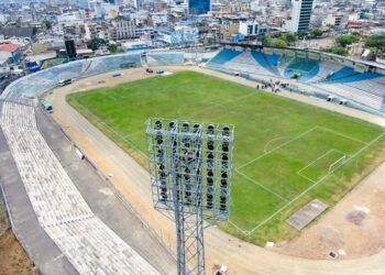 Después de seis años el estadio 9 de Mayo vuelve a iluminarse