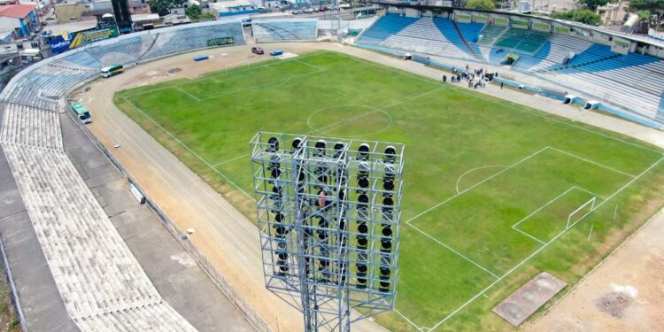 Después de seis años el estadio 9 de Mayo vuelve a iluminarse