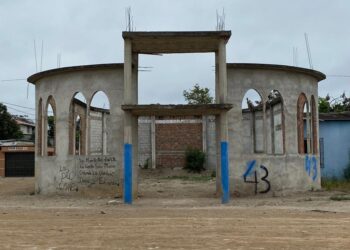 Construcción de iglesia abandonada 30 años preocupa en la Florida sector 6
