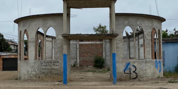 Construcción de iglesia abandonada 30 años preocupa en la Florida sector 6