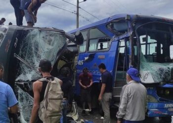 Accidente de tránsito dejó varios turistas extranjeros afectados