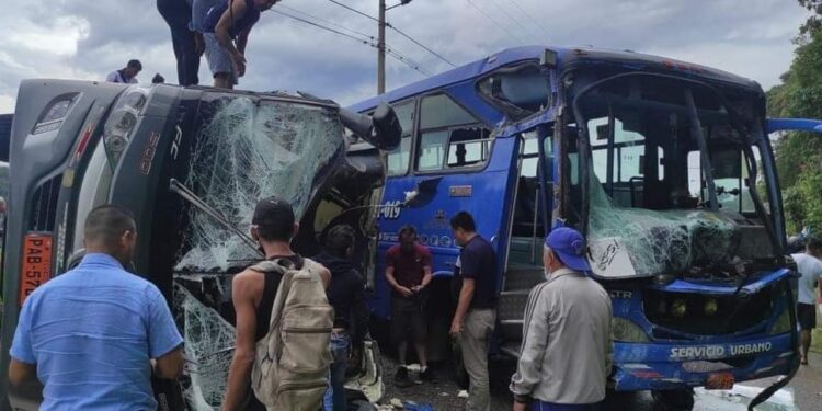 Accidente de tránsito dejó varios turistas extranjeros afectados
