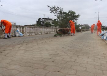 Adecentan los cementerios municipales de Machala
