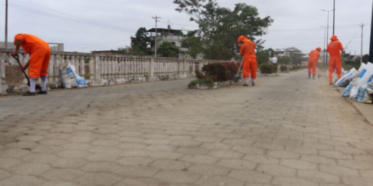 Adecentan los cementerios municipales de Machala