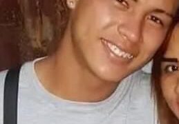 Se acercó a saludar a personas que terminaron quitándole la vida
