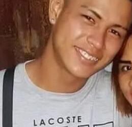 Se acercó a saludar a personas que terminaron quitándole la vida