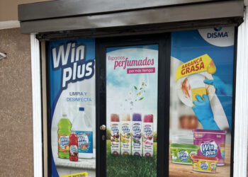 Sujetos armados asaltaron en local comercial