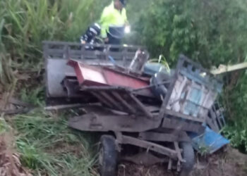 Lo rescataron de los fierros de su camioneta