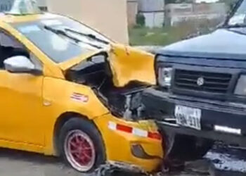 Taxi terminó con la parte frontal destruida por accidente