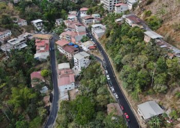 Prefectura entregó asfaltado de calles de las Ciudadela3 12 de Octubre y Jaime Roldós