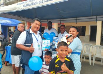 Aguas atendió a los moradores del Barrio Olmedo en la carpa multiservicios