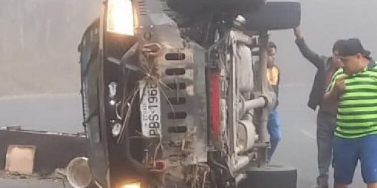 A la altura de San José una camioneta se volcó