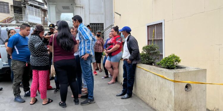Un cuerpo fue encontrado en el zaguán de un edificio