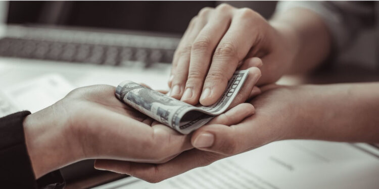 Ofrecía trabajo estable en el sector público para estafar