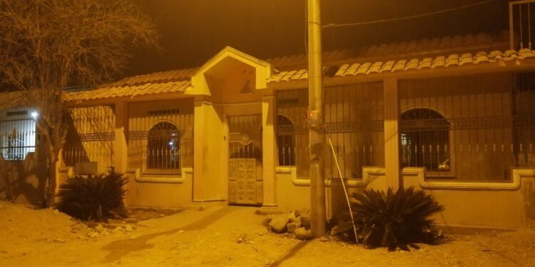 Arrojaron artefacto explosivo en los exteriores de su vivienda