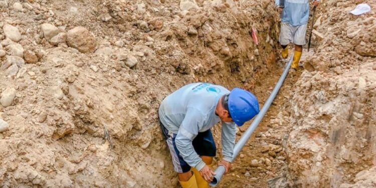 Instalan tubería para agua potable en la Urbanización San Gregorio