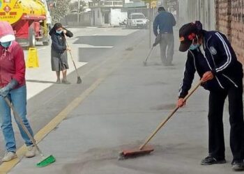 Ante caída de ceniza se suspenden clases presenciales en cinco cantones