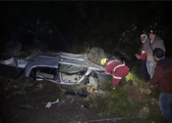 Vehículo cayó aproximadamente a 70 metros de profundidad al abismo