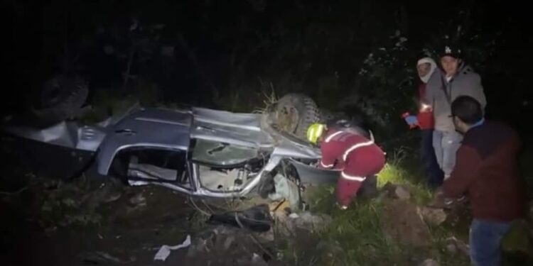 Vehículo cayó aproximadamente a 70 metros de profundidad al abismo