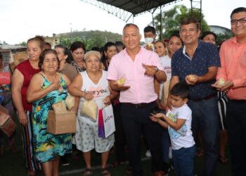 Moradores de las parroquias de Pasaje y El Guabo recibieron kits de pollitos