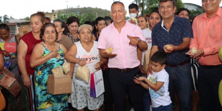 Moradores de las parroquias de Pasaje y El Guabo recibieron kits de pollitos