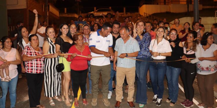 Alcalde Larry Vite y prefecto de El oro inauguran obra vial en la parroquia La Avanzada