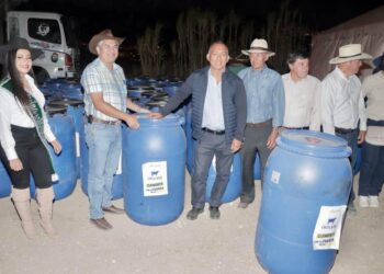 Prefectura entregó 300 tanques de ensilaje para ganaderos de Piñas