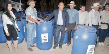 Prefectura entregó 300 tanques de ensilaje para ganaderos de Piñas