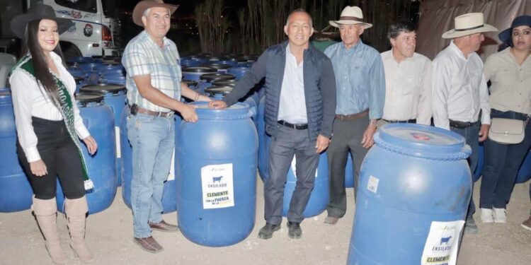 Prefectura entregó 300 tanques de ensilaje para ganaderos de Piñas