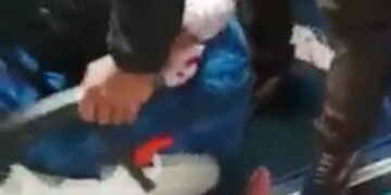 Una mujer dio a luz en el pasillo de un bus