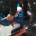 Una mujer dio a luz en el pasillo de un bus