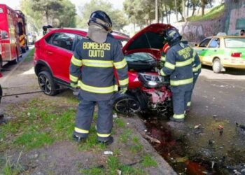 Vehículo cayó del puente en la avenida Eloy Alfaro