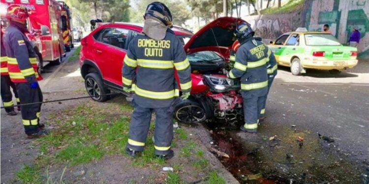 Vehículo cayó del puente en la avenida Eloy Alfaro