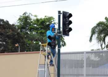 Movilidad colocó pulsadores semáforicos en la Av. Luis León Román