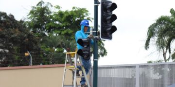 Movilidad colocó pulsadores semáforicos en la Av. Luis León Román