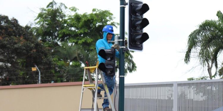 Movilidad colocó pulsadores semáforicos en la Av. Luis León Román
