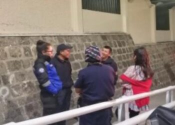 Policía evitó que mujer se lance de un puente