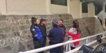 Policía evitó que mujer se lance de un puente