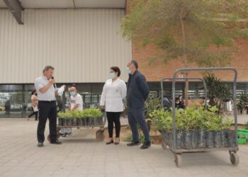 Prefectura entregó 600 plantas al Hospital del IESS