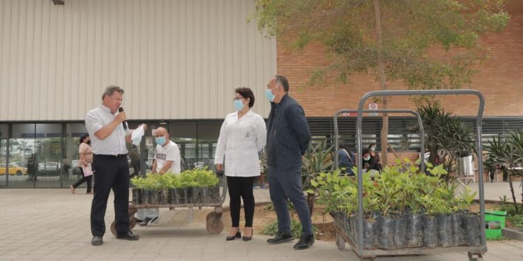 Prefectura entregó 600 plantas al Hospital del IESS
