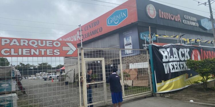 Extranjero que murió en local comercial sufrió descarga eléctrica al saltar el cerramiento